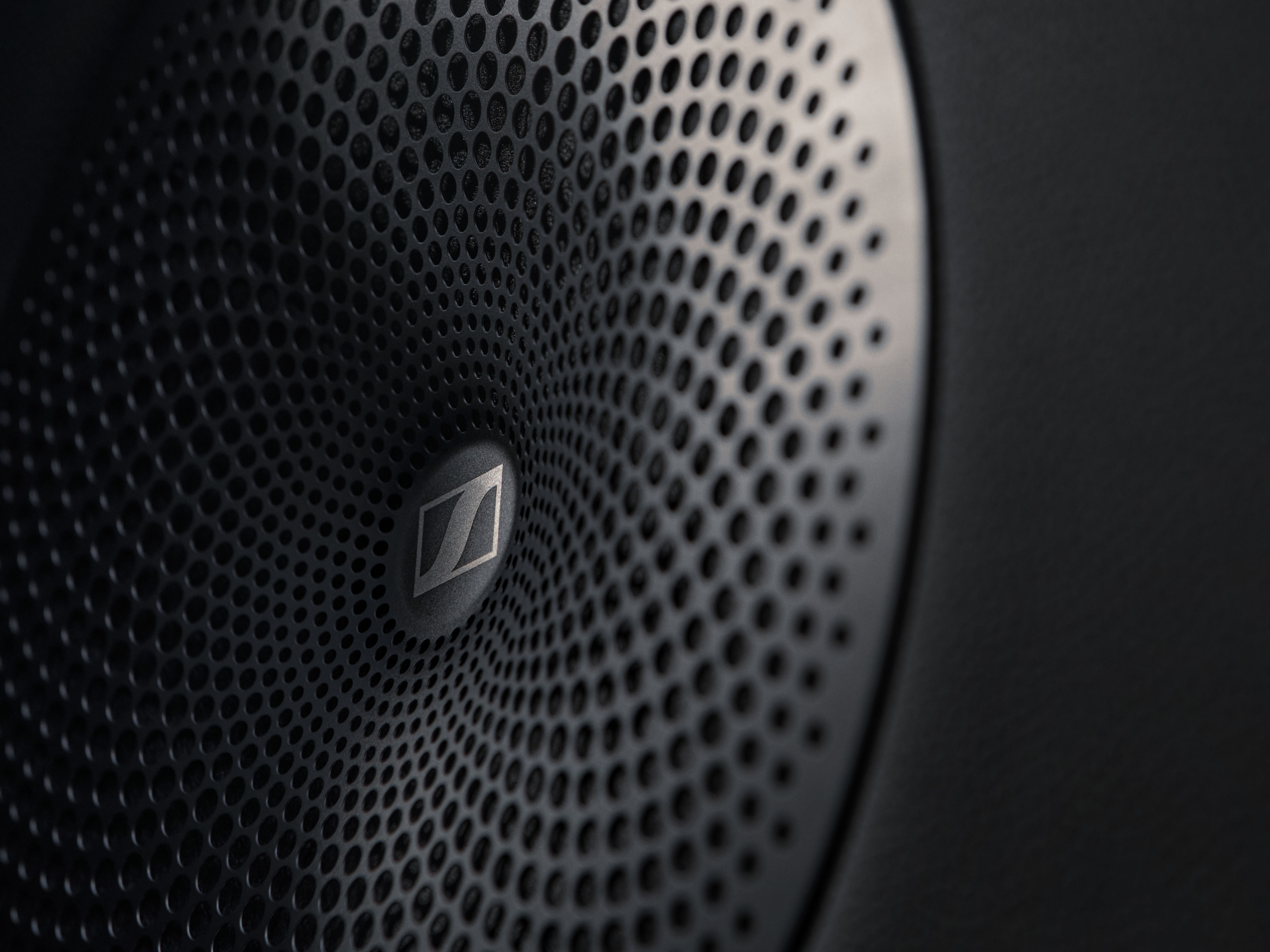 Resonating by the ear, awakening the senses.
